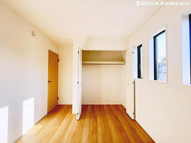 各室に完備されたクローゼットは収納量も豊富で、新しい棚の増設が少なく済むためお部屋を広々お使いいただけます。