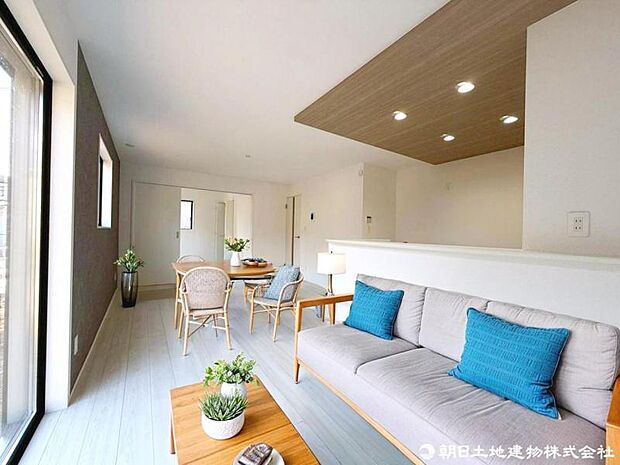 2面採光で全室明るく開放感風通し良好。パントリーもとれ無駄の無い家事動線も意識された嬉しい設計。