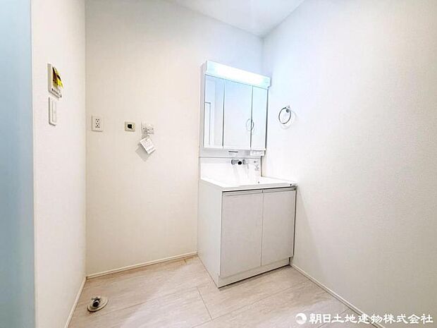 ご家族様の1日が始まり1日の終わりを締めくくる洗面室。洗濯機を配置しても十分なスペースを確保。