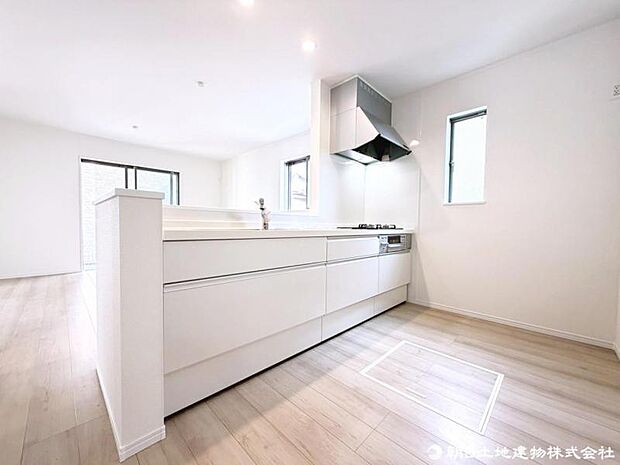 吊戸棚の無いキッチン回りは明るく開放感があり、無駄な動きを省きスムーズに作業が進み家事効率が上昇。