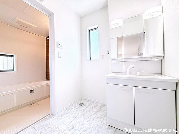 ご家族様の1日が始まり1日の終わりを締めくくる洗面室。洗濯機を配置しても十分なスペースを確保。