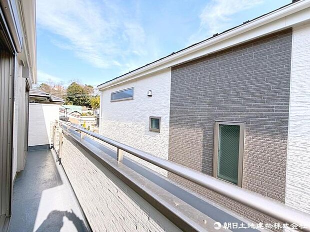 南向きのバルコニーは、とても陽当りが良く風通しも良好、洗濯物がよく乾きます。