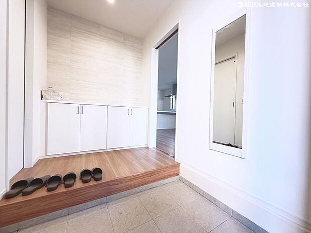 玄関スペースも明るく広々とした造りとなっております。玄関にもアクセントクロスが採用され、デザイン性の高い空間となっております。