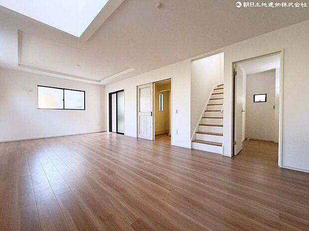 21.5帖の広々としたリビング。大型のソファーやダイニングテーブルの配置もでき理想のリビングづくりも可能です。