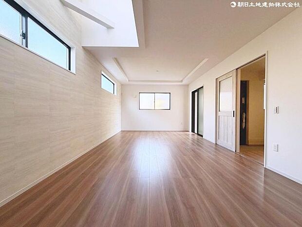 リビング上部には折り上げ天井と吹き抜けが採用され、日中も明るくお過ごしいただけます。