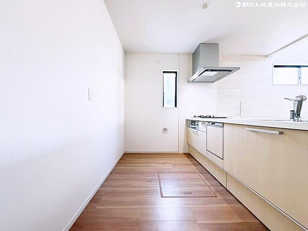 食器棚や冷蔵庫を配置してもゆとりのあるキッチン幅もございます。