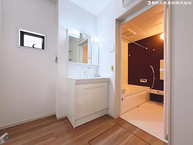 散らかりがちな洗面道具も鏡裏に見せない収納が可能な3面鏡タイプの洗面台です。