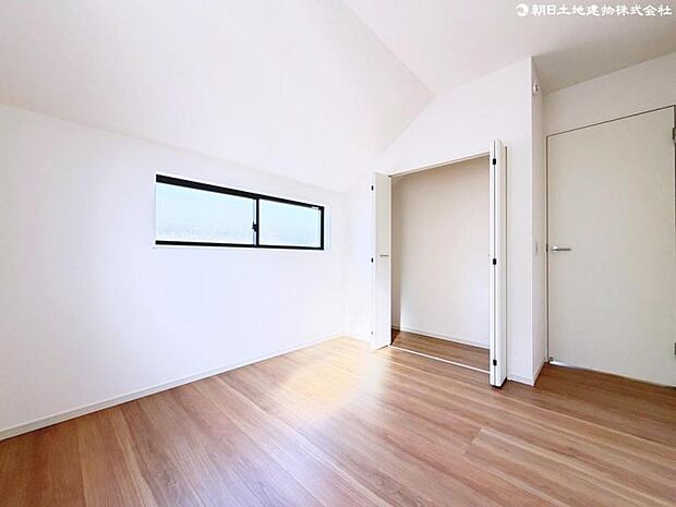 各室に完備されたクローゼットは収納量も豊富で、新しい棚の増設が少なく済むためお部屋を広々お使いいただけます。