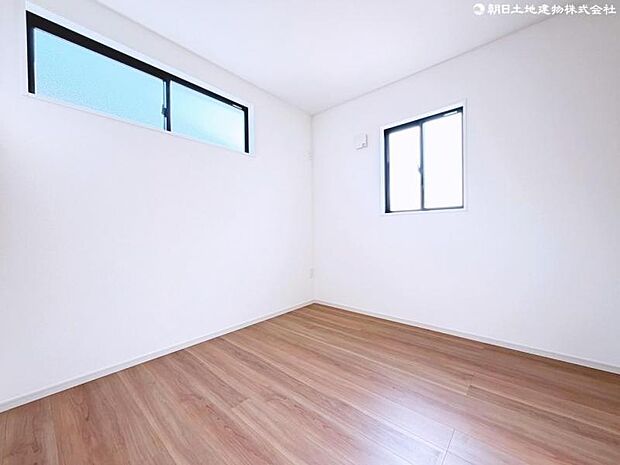 お部屋の奥まで陽が差し込み、とても明るく暖かな室内。