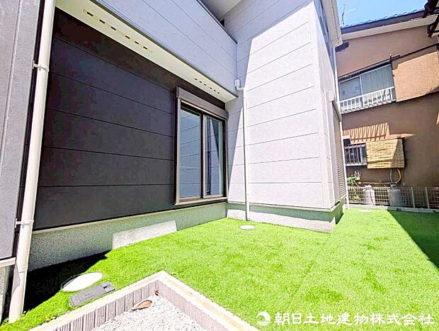 グリーンの芝生がとても鮮やか、天気の良い日はひなたぼっこもいいですね。 