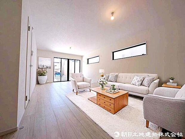 光を取り入れる工夫のある間取りのため、リビングは明るく開放的な空間です。(家具はCGにて配置しております)