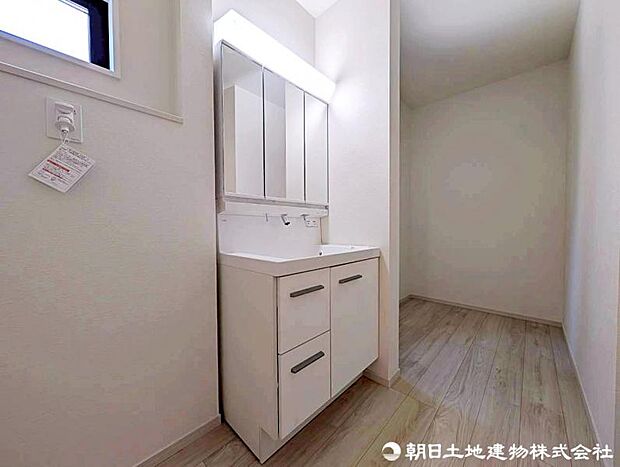 収納力も豊富な3面鏡タイプの洗面化粧台。散らかりがちな洗面道具もすっきり見せない収納!
