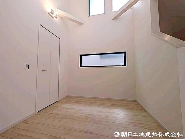 キッチン横には収納がございます。リビングの収納やキッチン関係の収納、どちらにも便利にお使いいただけます。