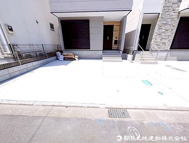 お家の前にはお車を並列で2台分駐車可能なスペース。お車1台で物置や自転車、バイク置き場など使い方様々です。