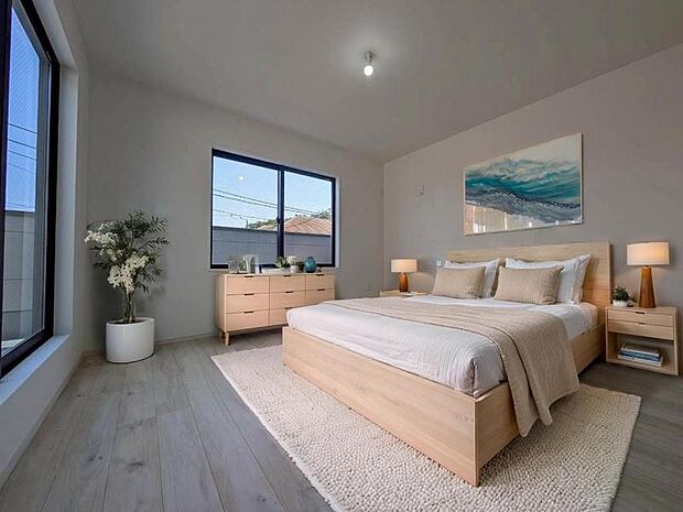 バルコニーに面したお部屋は主寝室に。お布団を干す際にも楽々です!