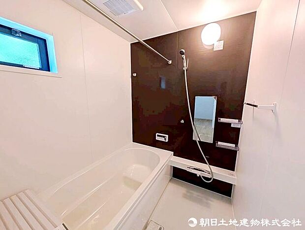 暗い色のアクセントクロスが落ち着いた雰囲気を演出する浴室です。