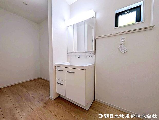 収納力も豊富な3面鏡タイプの洗面化粧台。散らかりがちな洗面道具もすっきり見せない収納!