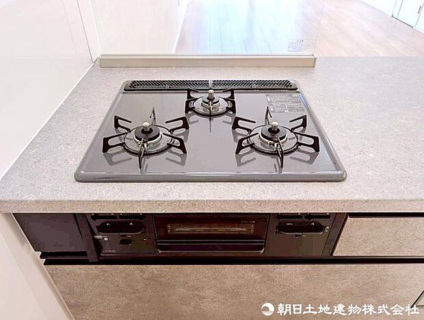 毎日料理をする、お料理造りが好き、家族が多くて量を作る等々の方々にとって必須の3口コンロを採用。