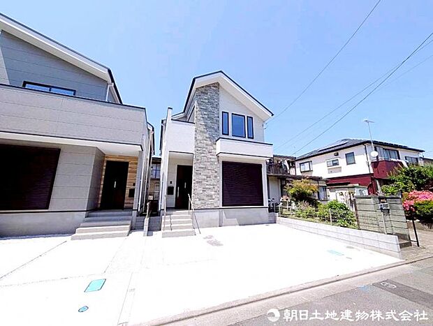 南東向きで陽当たり良好な立地。外観もパッと目を引くデザインです。