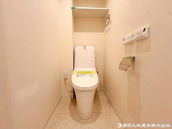 温水洗浄機能付き便座で心も体もいつも清潔に保つ便利機能。寒い冬場にもとても嬉しい装備です。