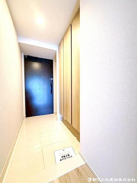 2人並んで靴の脱ぎ履きもしやすい玄関スペースです。収納力も豊富でご家族皆様の履物もすっきり収納が可能です！