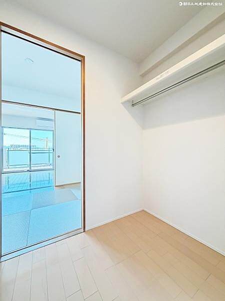 収納棚付きに付き、アレンジによっては小さ目の物入等を設置する等で収納力がよりUPします。