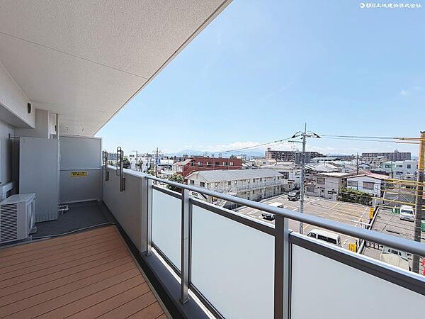 現地周辺は大きな建物が無く住宅の建並ぶ閑静な環境、圧迫感のない見通し良好な景色が遠くまで望めます。