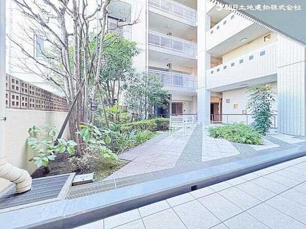 中には緑もあり心落ち着く空間に仕上がっております。
