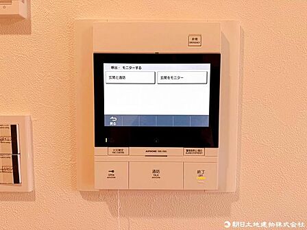 ご訪問者様と通話が出来、モニターで姿が確かめられて録画機能も付いたインターホンを採用しました。