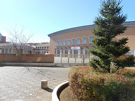小山ヶ丘小学校まで約340m