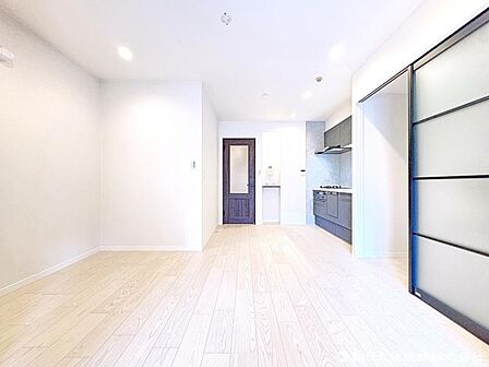 白を基調とした明るく清潔感のある室内。家具やインテリアにもこだわりたくなる洗練された居住空間。