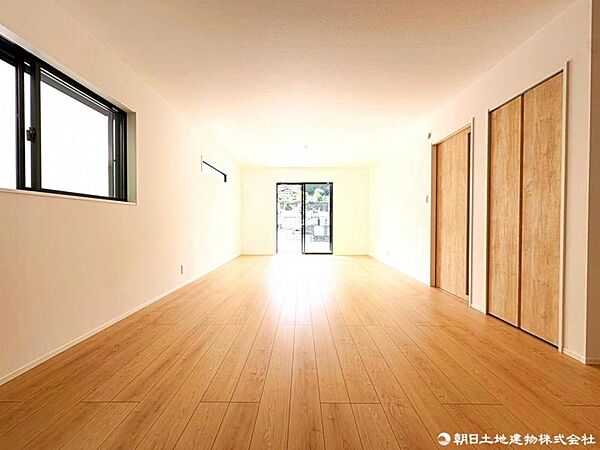木目調で仕上げたフローリングが、広々したリビングを更にナチュラルで快適な室内空間へと演出します。