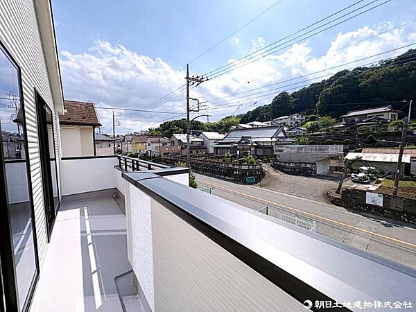 南向きのバルコニーは、とても陽当りが良く風通しも良好、洗濯物がよく乾きます。