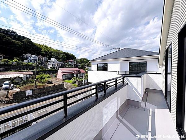 南向きのバルコニーは、とても陽当りが良く風通しも良好、洗濯物がよく乾きます。