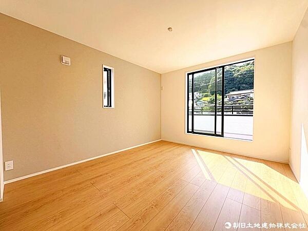 大窓から快適な光を取入れ通気性能を上げる居心地の良い室内。心地よい風の抜ける気持ちの良い空間。