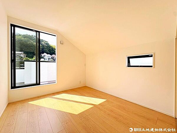 朝から陽が差し込み風通しも良好。自分時間を快適に過ごせる環境の整った、安らぎの居住空間。