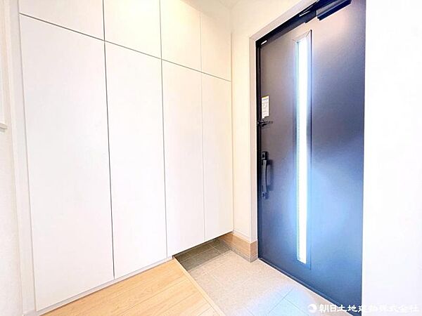収納たっぷりで明るく広々とした玄関がご訪問者様をお出迎え致します。
