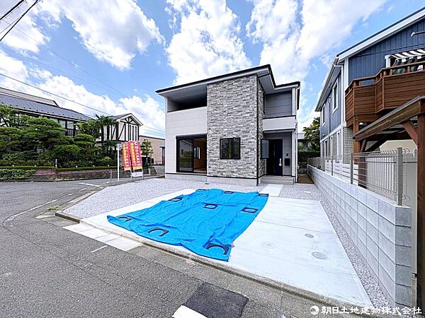 車種によりますが2台分のお車が並列で駐車出来るスペース。ゆったりしており駐車が苦手の方でも安心です。