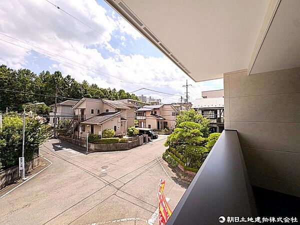 緑豊かな自然が広がる住環境で小鳥のさえずりで目覚める暮らし。木々の香りでとても癒されます。