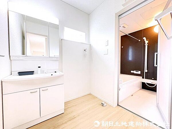ご家族様の1日が始まり1日の終わりを締めくくる洗面室。洗濯機を配置しても十分なスペースを確保。