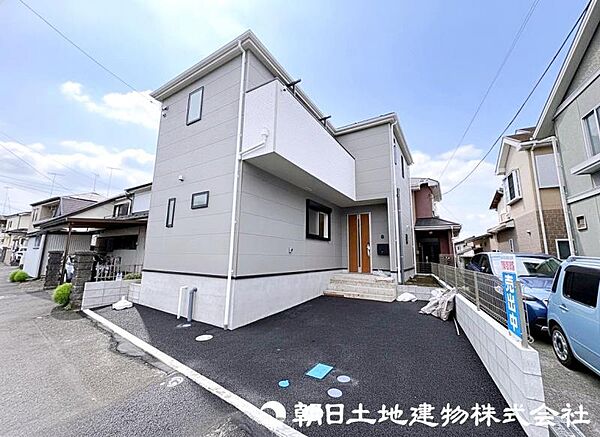 お車以外にオートバイや自転車、物置等も置けるゆとりがございますので、置場に困る心配はございません。