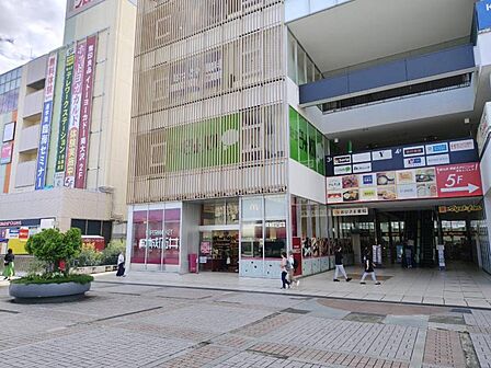 南大沢駅から徒歩約1分の「フレンテ南大沢」2階にあるスーパー。こだわりの食品や輸入食品、惣菜・菓子など品揃えが充実しています。営業時間は9:00〜22:00です。