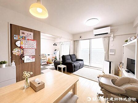 リビングに洋室が隣接し、居室や客間としてはもちろん、間仕切りを開放することでリビングの一部としてもお使いいただけます。