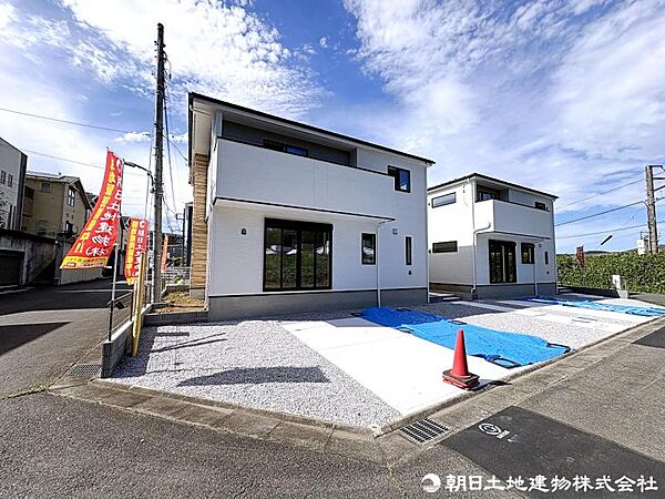 車種によりますが3台分のお車が並列で駐車出来るスペース。ゆったりしており駐車が苦手の方でも安心です。