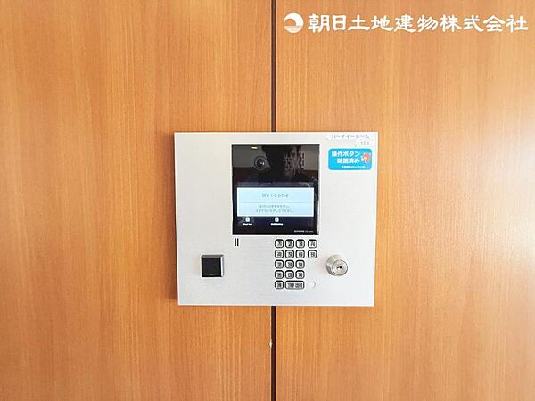 メリットは来訪者様の顔を確認出来る事。共働きのご家庭様でお子様だけの留守番時に安心ですね。