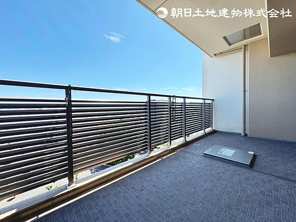 南向きのバルコニーは、とても陽当りが良く風通しも良好、洗濯物がよく乾きます。
