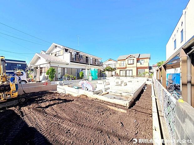 南道路に面し陽当り開放感良好。道路ともほぼフラットの敷地で、快適なお暮らしがご期待頂ける物件です。