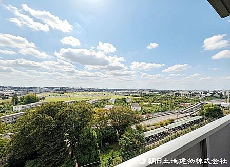 北側は緑豊かな自然が広がる住環境で小鳥のさえずりで目覚める暮らし。木々の香りでとても癒されます。