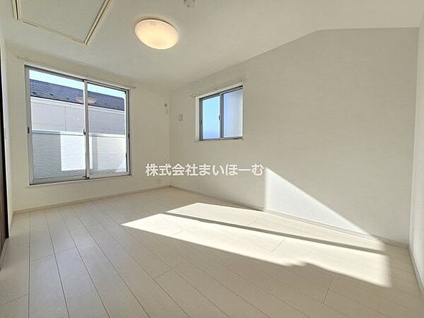 【3階7.2帖洋室】明るい洋室は寝室やお子さまの勉強部屋など、ご家族構成に合わせて振り分けしやすいひろさになっています