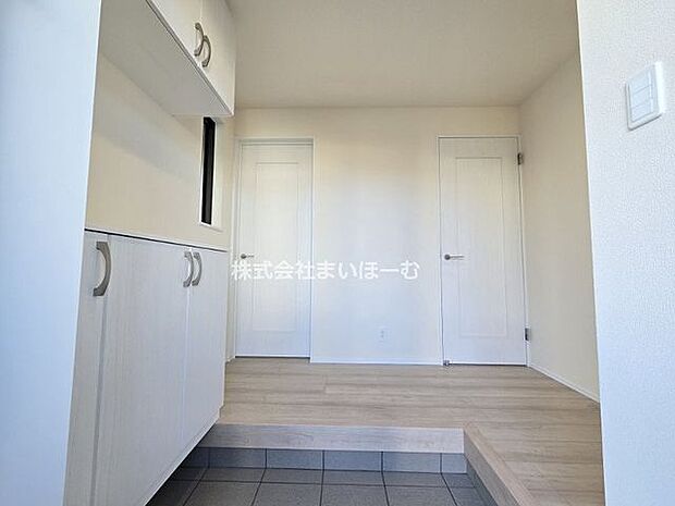 【A号棟玄関】広々とした玄関スペースには、大容量の下駄箱が設置済みですので、いつも玄関をスッキリとさせることができます